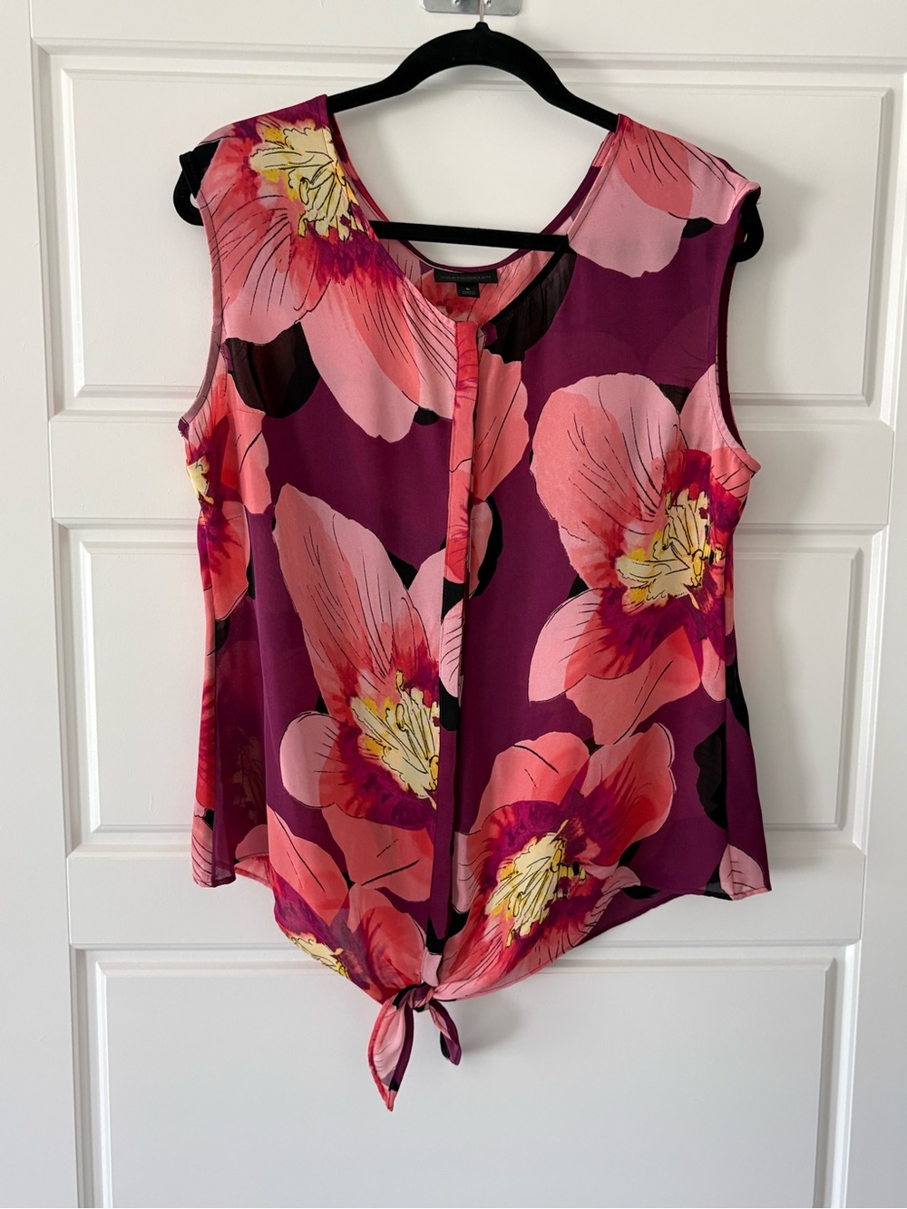 Worthington. Sleeveless Floral Overlay Top in Magenta and Pink with tie. Size L